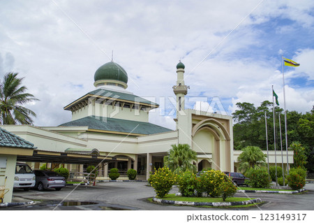 Pintumalim Mosque next to Kampong Ayer Pintumalim Mosque next to Kampong Ayer 123149317