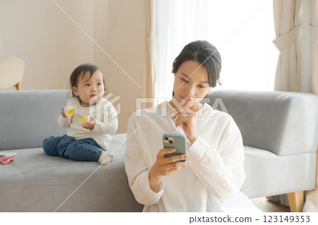 女孩和媽媽在客廳放鬆 123149353