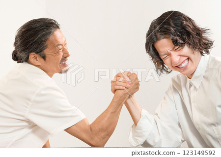 兩名男子腕力較量 123149592