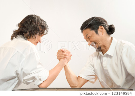 兩名男子腕力較量 123149594