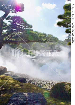 神秘而朦朧的山間美麗日式花園 神秘而朦朧的山間美麗日式花園 123149912