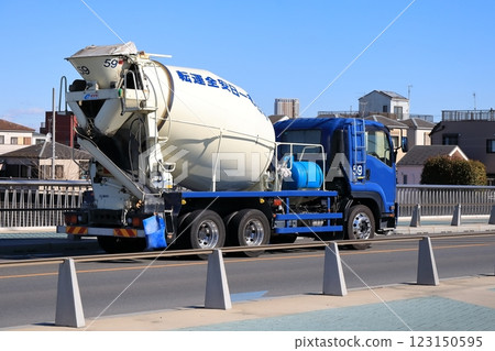 Agitator truck (concrete mixer truck) 123150595