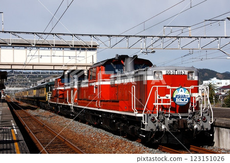 Salon car Naniwa, pulled by a diesel locomotive 123151026