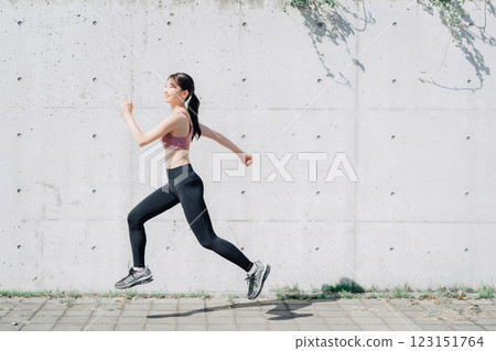 年輕女子的動態健身形象 123151764