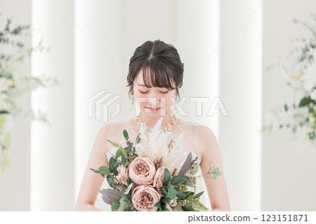 新娘/新娘在婚禮大廳拿著花束 123151871