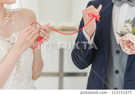 新娘和新郎在婚禮大廳用紅線綁在一起（新娘婚禮） 123151875