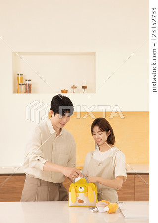 A couple preparing supplies for their dog 123152733