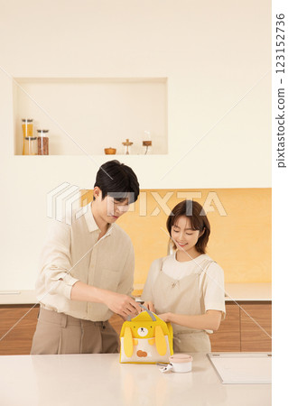 A couple preparing supplies for their dog 123152736