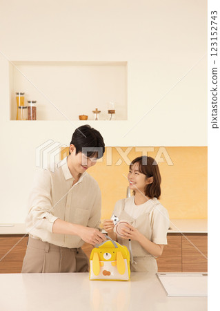 A couple preparing supplies for their dog 123152743