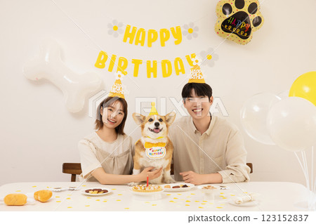 A young couple preparing for their dog's birthday party 123152837