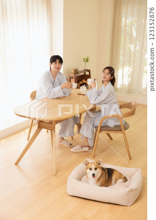 A young couple spending a leisurely morning with their dog 123152876