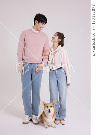 Family photo of a young couple raising a cute Welsh Corgi 123152878