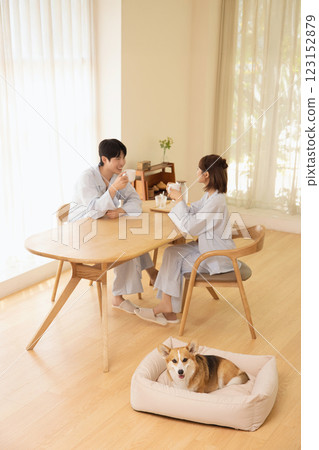A young couple spending a leisurely morning with their dog 123152879
