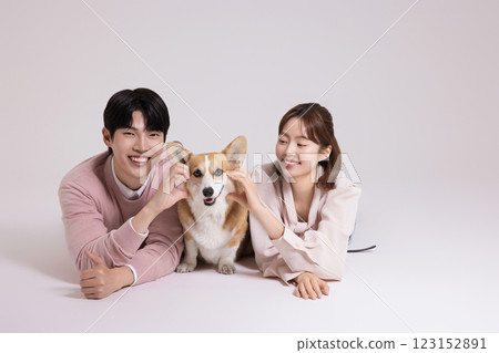 Family photo of a young couple raising a cute Welsh Corgi 123152891