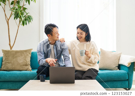 一對夫婦一邊看著電腦顯示器一邊聊天 一對夫婦一邊看著電腦顯示器一邊聊天 123153027