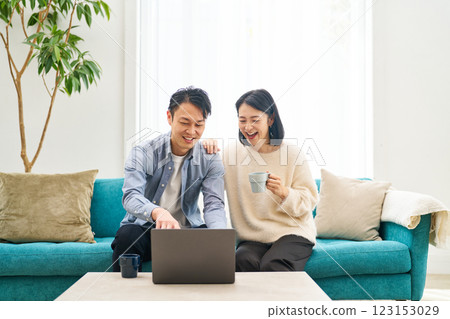 A couple talking while looking at a computer monitor 123153029