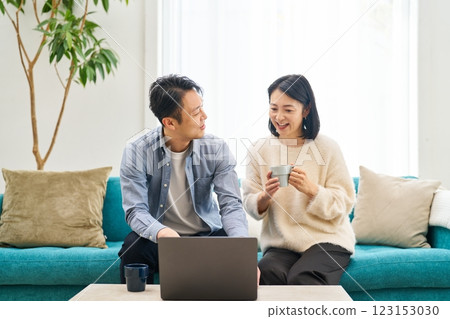 A couple talking while looking at a computer monitor 123153030