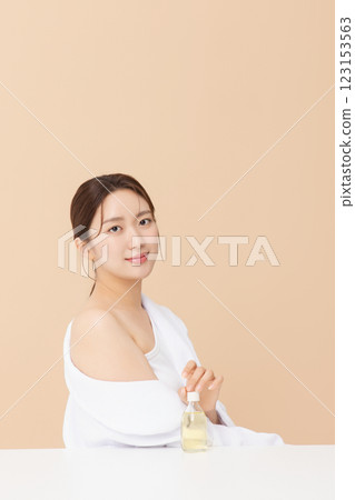 Portrait of beautiful young woman posing with oil 123153563