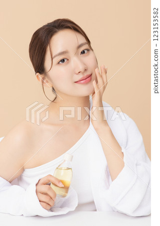 Portrait of beautiful young woman posing with oil 123153582