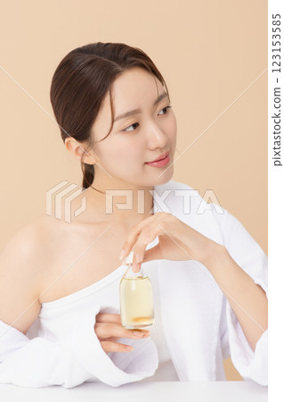 Portrait of beautiful young woman posing with oil 123153585