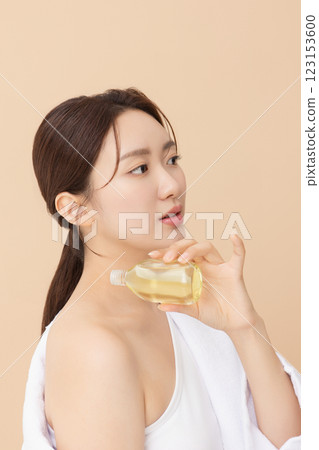 Portrait of beautiful young woman posing with oil 123153600