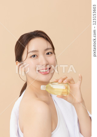 Portrait of beautiful young woman posing with oil 123153603