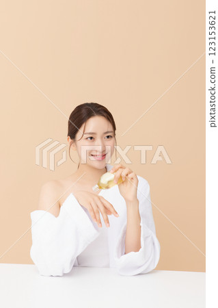 Portrait of beautiful young woman posing with oil 123153621