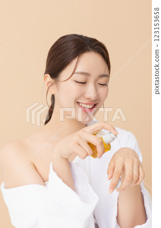 Portrait of beautiful young woman posing with oil 123153658