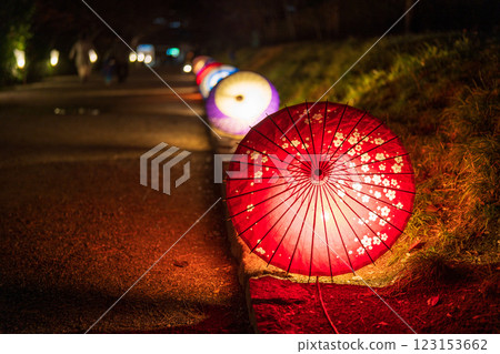 [高松市]栗林公園秋季燈光秀 日本傘 123153662