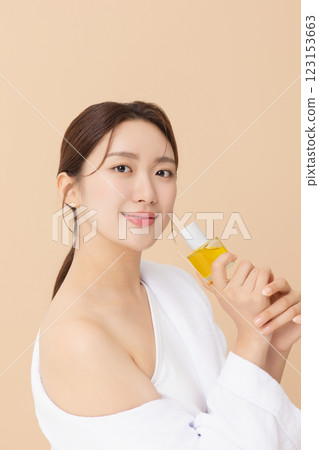 Portrait of beautiful young woman posing with oil 123153663