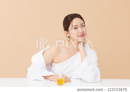 Portrait of beautiful young woman posing with oil 123153678