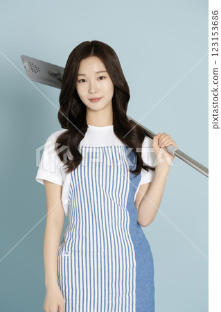 A woman in her 20s holding a gunny mop 123153686