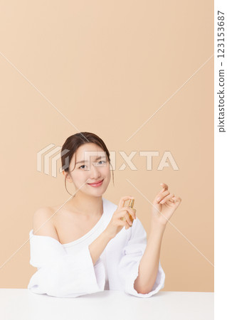 Portrait of beautiful young woman posing with oil 123153687