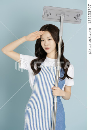 A woman in her 20s holding a gunny mop 123153707