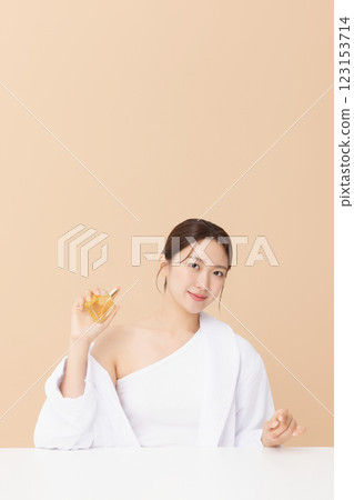 Portrait of beautiful young woman posing with oil 123153714
