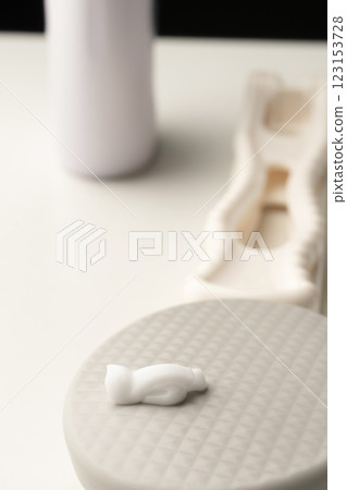 A tool for applying cream to the back A tool for applying medicine to the back A tool for applying cream to the back A tool for applying medicine to the back 123153728