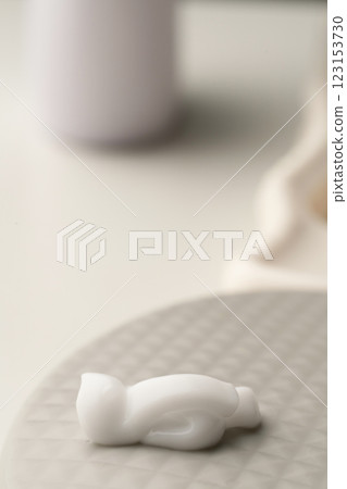 A tool for applying cream to the back A tool for applying medicine to the back 123153730