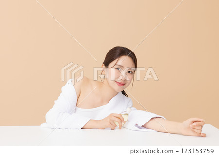Portrait of beautiful young woman posing with oil 123153759