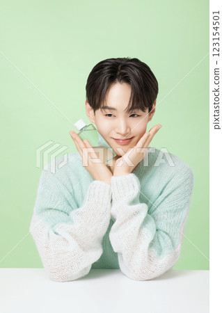 A man in his 20s posing with green essence 123154501