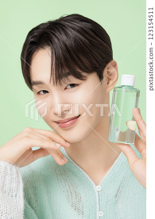 A man in his 20s posing with green essence 123154511