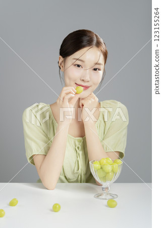 A woman in her 20s posing with a Shine Musket in a glass glass 123155264