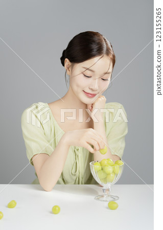 A woman in her 20s posing with a Shine Musket in a glass glass 123155265