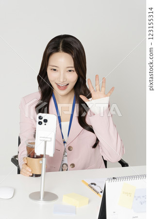 MZ employee sitting in front of his desk and filming a vlog 123155314