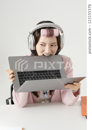 MZ employee chewing on laptop 123155376
