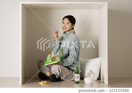 A student drinking soju from a box 123155500