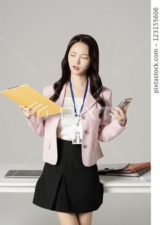 MZ employee in his 20s standing in front of his office desk and getting angry 123155606