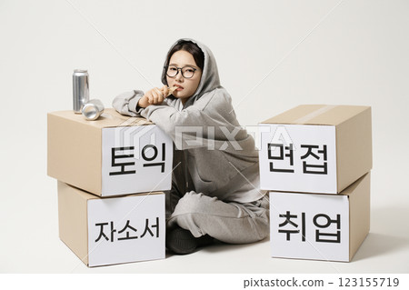 A job seeker in his 20s carrying heavy boxes including personal statements, employment, starting a business, and TOEIC. A job seeker in his 20s carrying heavy boxes including personal statements, employment, starting a business, and TOEIC. 123155719