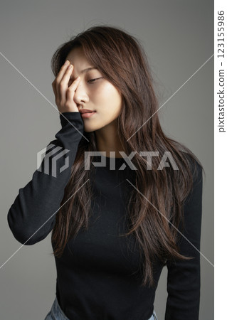 A woman in her 20s suffering from a headache 123155986