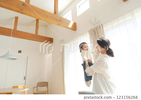 女孩和媽媽在客廳放鬆 123156268