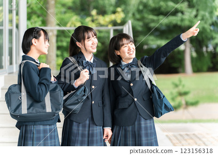 友善的女學生微笑地走過校園(上學、回家、上下學) 友善的女學生微笑地走過校園(上學、回家、上下學) 123156318